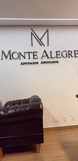 Recepção do escritório Monte Alegre Advogados Associados, com o logotipo na parede, no Centro de Belo Horizonte